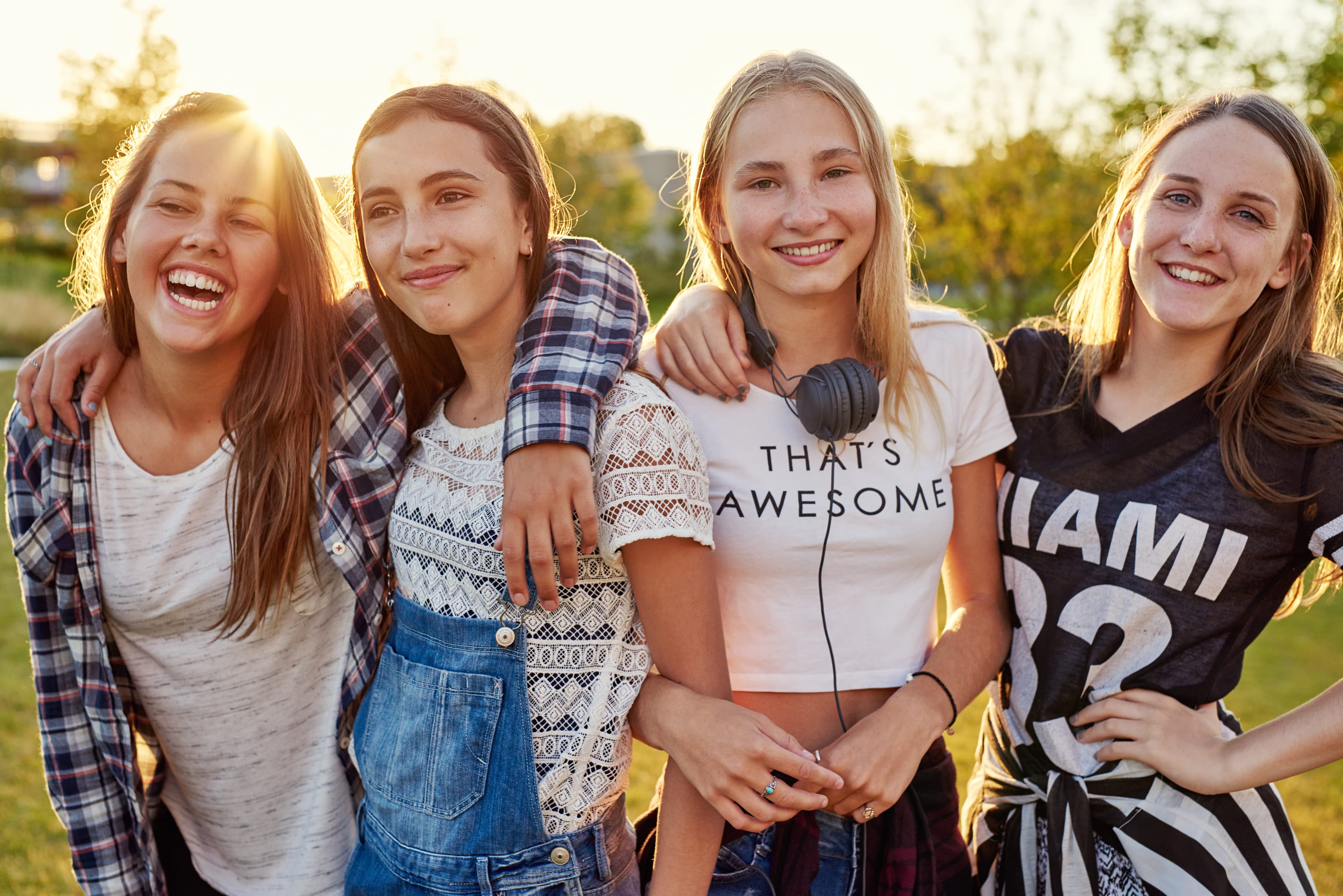 Pleins de filles souriante